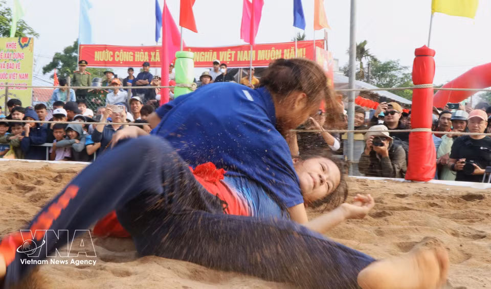 Dans le respect de l’esprit martial, le festival de lutte du village de Sinh interdit formellement toute prise ou tout coup dangereux. Photo : Mai Trang – VNA