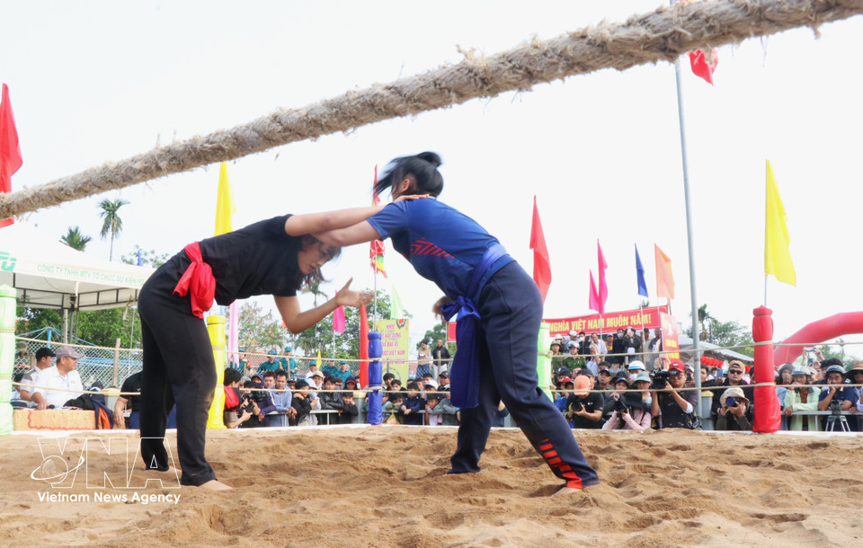 Des maîtres nationaux et de jeunes lutteuses médaillées prennent part aux combats d’ouverture lors du festival. Photo : Mai Trang – VNA