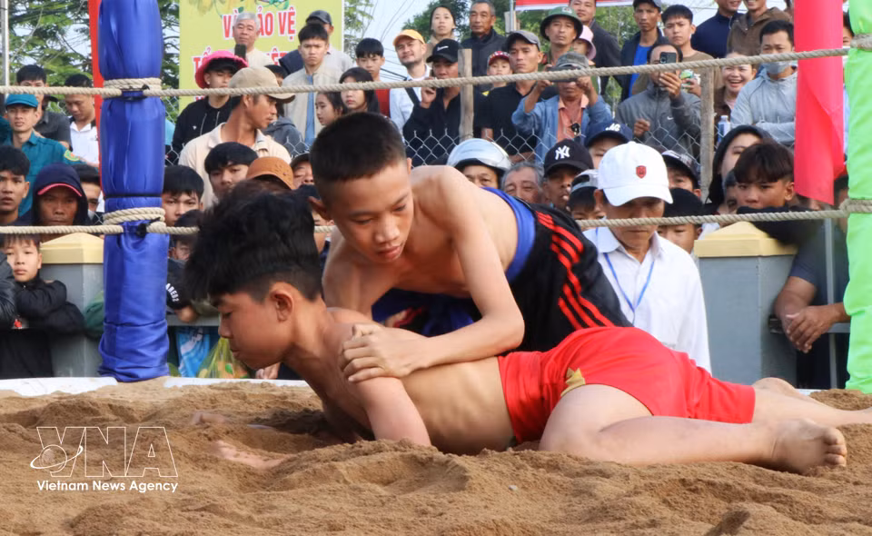 Dans le respect de l’esprit martial, le festival de lutte du village de Sinh interdit formellement toute prise ou tout coup dangereux. Photo : Mai Trang – VNA