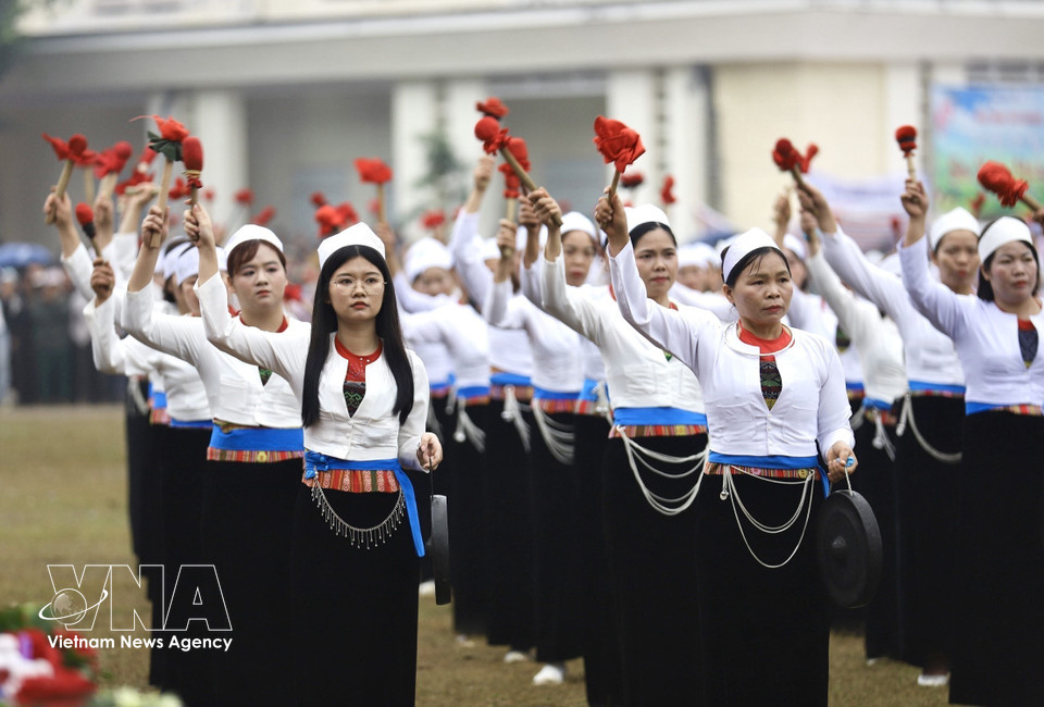 Des artisans vêtus de leurs costumes traditionnels réalisent une performance de gongs Muong lors de l'ouverture du festival. Photo : Trong Dat - VNA