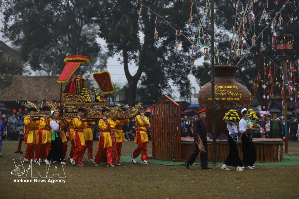 La procession solennelle des palanquins, l'un des moments les plus sacrés et les plus attendus de l'événement. Photo : Trong Dat - VNA