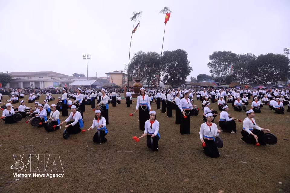 Des artisans en tenues ethniques interprètent des airs de gongs Muong, symbole de l'identité culturelle de cette ethnie. Photo : Trong Dat - VNA