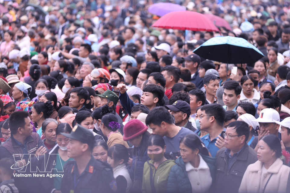 Une foule nombreuse d'habitants locaux et de visiteurs venus de diverses régions participe avec enthousiasme aux festivités. Photo : Trong Dat - VNA