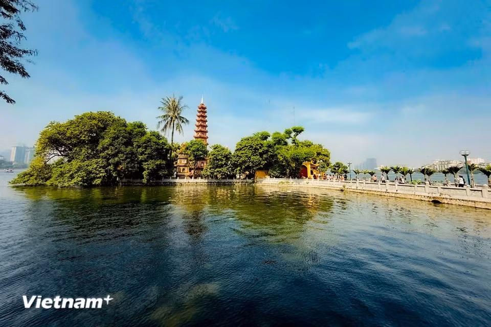 Une visite au lac de l’Ouest procure un apaisement immédiat : le cadre poétique, la surface tranquille de l’eau et le silence des rives invitent l’esprit à se détendre. Photo : Trân Huong Son/Vietnam+