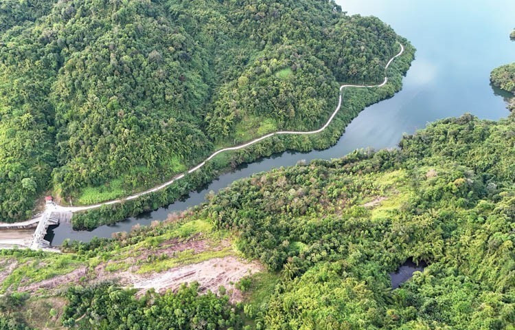 Le lac Da Teh (commune de My Duc, district de Da Huoai) est l'un des plus grands ouvrages d'irrigation de la province de Lâm Dong, dans les Hauts Plateaux du Centre (Tây Nguyên). Associé à l'histoire de la formation et du développement du district de Da Huoai, ce lac a grandement contribué à améliorer et transformer l'écosystème et le paysage naturel de la région. Photo : Hong Dat - VNA