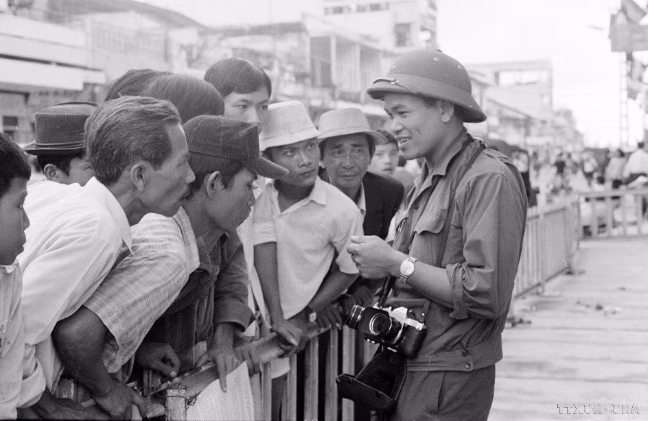 Le reporter Hua Kiem de la VNA interviewe des Saïgonnais après la victoire de la campagne historique de Ho Chi Minh en 1975. Photo : VNA