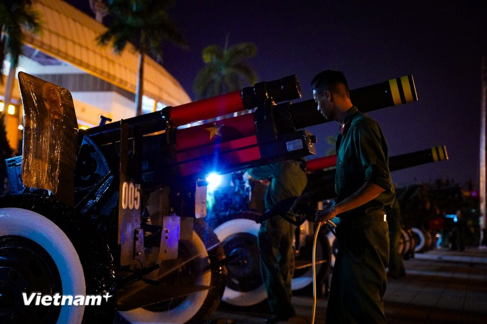 La veille au soir, le 18 août, d'autres équipements militaires destinés aux célébrations avaient déjà été transférés au centre de la capitale. Photo : Hoài Nam/Vietnam+