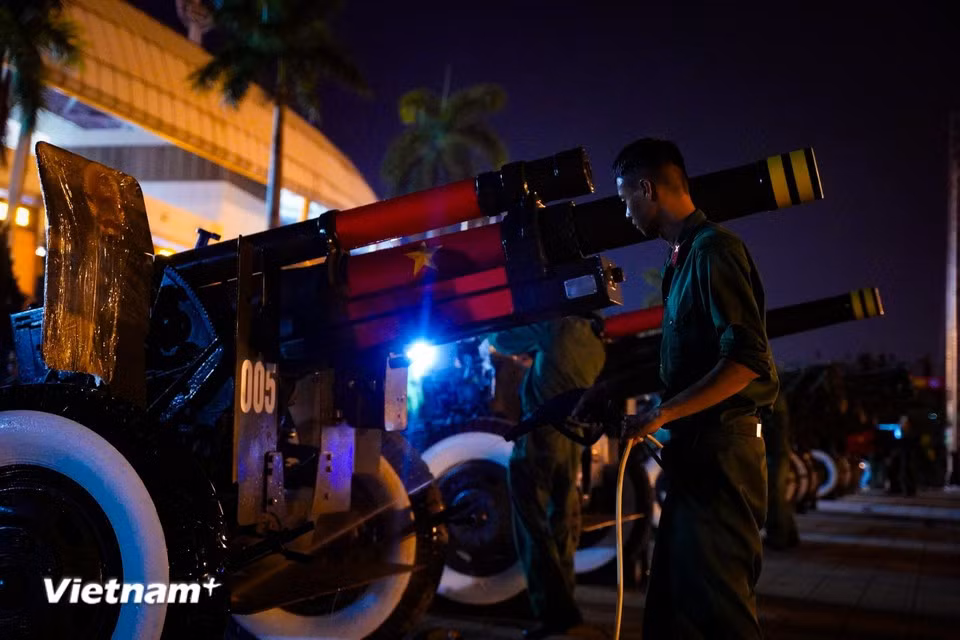 La veille au soir, le 18 août, d'autres équipements militaires destinés aux célébrations avaient déjà été transférés au centre de la capitale. Photo : Hoài Nam/Vietnam+