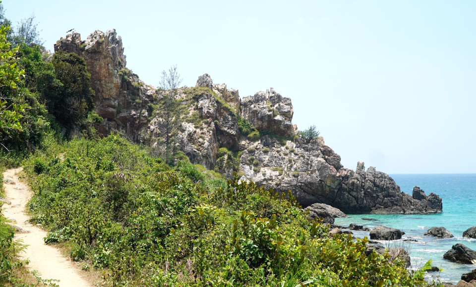 Le cap de Vi Rong conserve encore toute sa beauté sauvage et mystérieuse. Photo : Le Phuoc Ngoc - VNA
