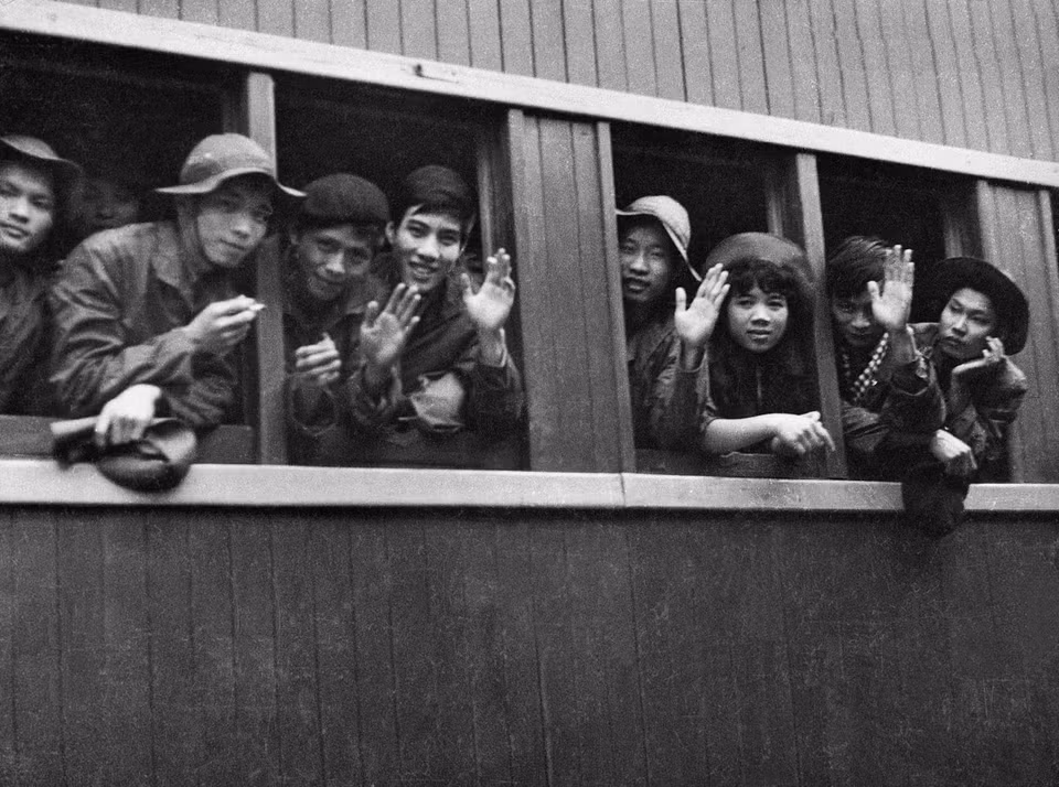 Des reporters, des télégraphistes et des techniciens du "GP 10" (10e cours de formation de journalistes de la VNA), spécialement formés pour le champ de bataille, à bord du train pour soutenir celui du Sud. Photo : VNA