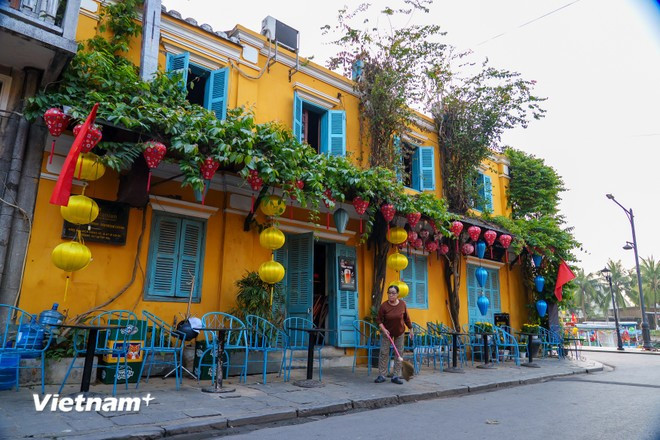 Scène de vie devant le perron d'une demeure séculaire, au moment où les habitants s’éveillent. (Photo : Thanh Phong/Vietnam+)