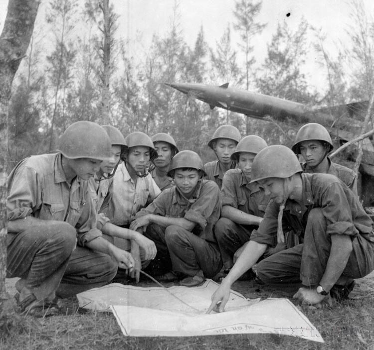 Des soldats de la section 43 (Région militaire 4) échangent leurs expériences sur une maquette tactique en 1972. Photo : VNA