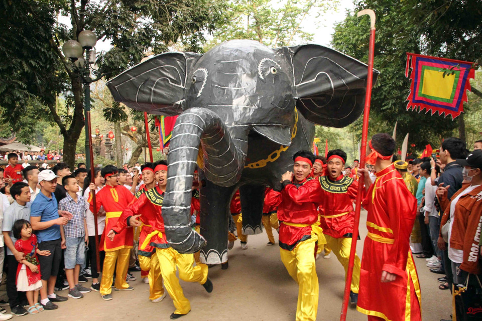 Les fêtes de Giong, célébrées aux temples de Phu Dong et de Soc, ont été inscrites en 2010 sur la Liste représentative du patrimoine culturel immatériel de l’humanité de l’UNESCO. En photo : procession d’éléphants de guerre lors de l’ouverture de la fête au temple de Soc (Hanoï, 2019). Photo: VNA