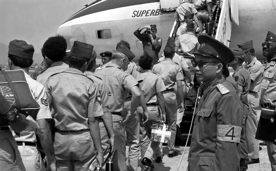 En application des Accords de Paris, les derniers soldats américains embarquent à l'aéroport de Da Nang le 29 mars 1973 pour quitter le Vietnam. Photo d'archives de la VNA