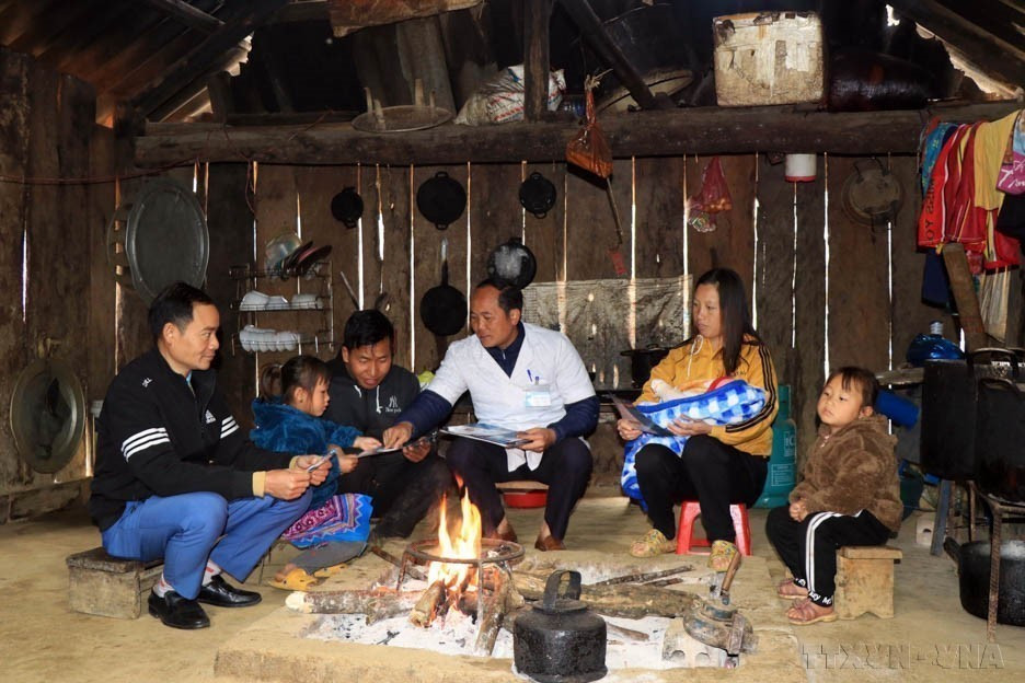 Les agents communaux du district de Van Ho (Son La) organisent des campagnes d'information pour sensibiliser la population à la disparité des sexes à la naissance, en mettant l'accent sur l'importance de l'égalité entre les filles et les garçons. Photo : Huu Quyet - VNA