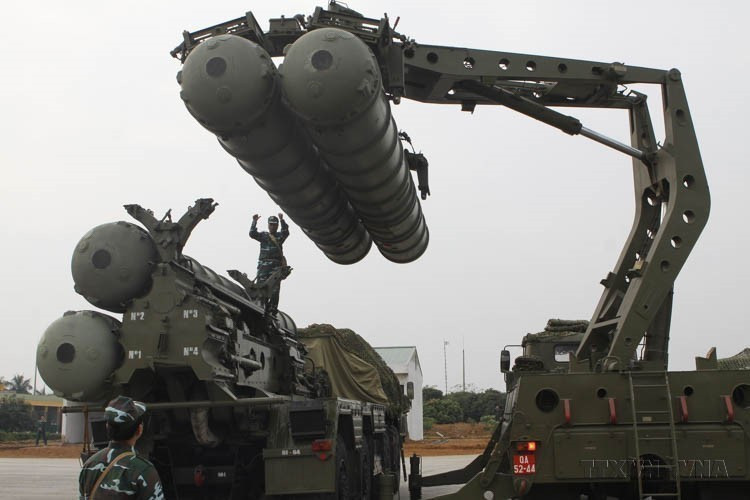 Les Forces de missiles sol-air bénéficient d’un soutien important du Parti et de l’État pour accéder directement à la modernité, avec notamment l’intégration du système antimissile S-300, prêt à défendre fermement l’espace aérien et la souveraineté maritime du pays. Photo : VNA