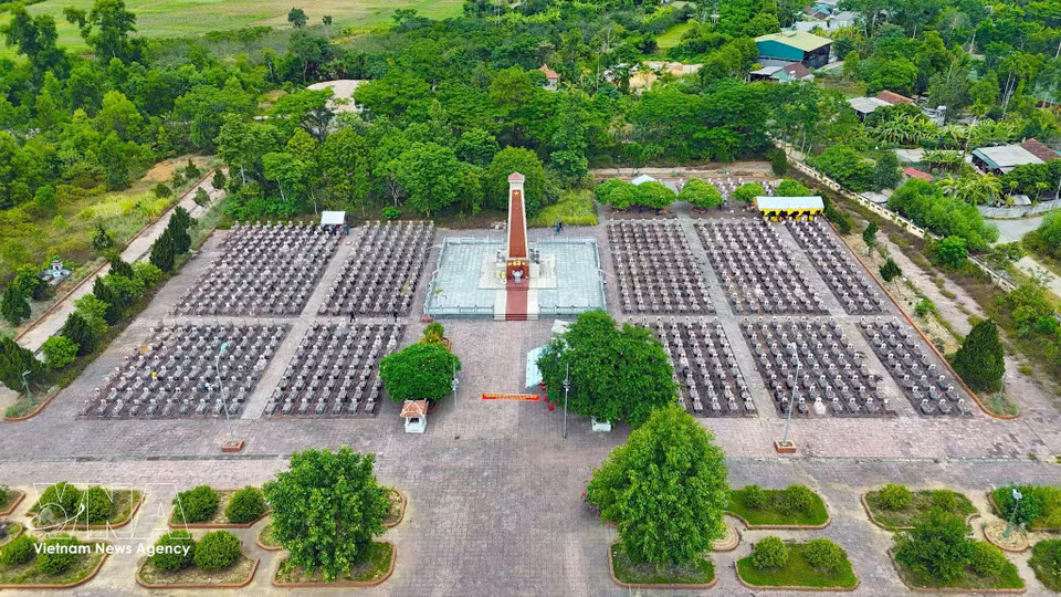 Le cimetière des martyrs de Huong Khe accueille les tombes de plus de 750 combattants, dont 84 restent non identifiées. (Photo : VNA)