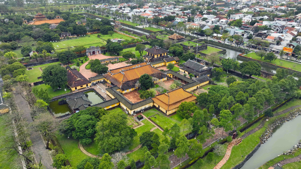 Le palais de Diên Tho, composante essentielle de l'ensemble de monuments de Huê, servit de résidence aux reines mères et aux grandes reines mères de cette époque. Il représente aujourd'hui une des rares expressions architecturales ayant conservé une quasi-intégralité à travers le temps.