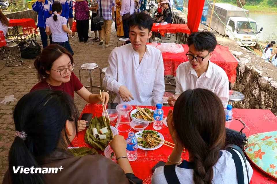 Avec son patrimoine architectural et patrimonial d'une grande importance, la maison communale So a été reconnue par le ministère de la Culture-Sports et du Tourisme comme une relique nationale. Les visiteurs dégustent un modèle de « cuisine communautaire » mis en place à la maison communale du village de So. (Photo : Bao Ngoc/Vietnam+)