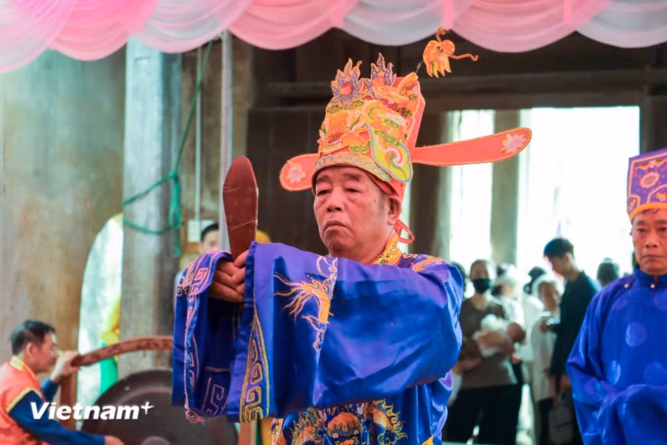 Les rituels sont accomplis avec rigueur et solennité par les anciens du village. (Photo : Bao Ngoc/Vietnam+)