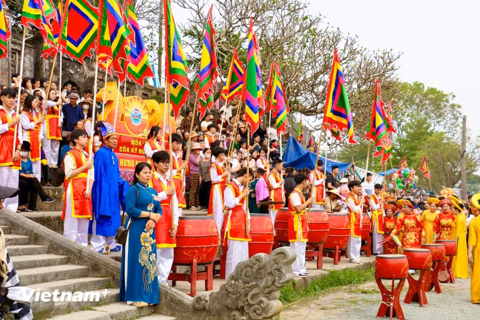 La maison communale du village de So, classé vestige national spécial et surnommé « première maison communale de l’ancien quartier Doai », se pare de couleurs éclatantes lors de l’ouverture du festival le 26 mars (soit le 8 du deuxième mois lunaire). (Photo : Bao Ngoc/Vietnam+)
