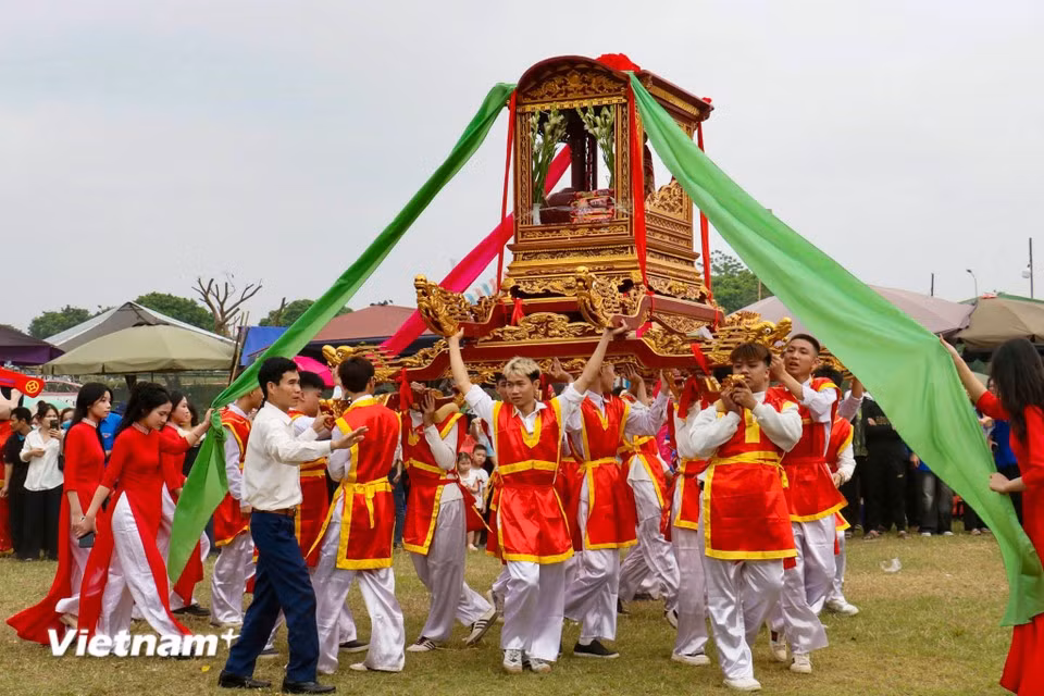 Cette année, la tenue de la fête en en semaine a certes limité l’affluence, mais a permis un accueil plus attentif des visiteurs pour une meilleure expérience sur place. (Photo : Bao Ngoc/Vietnam+)