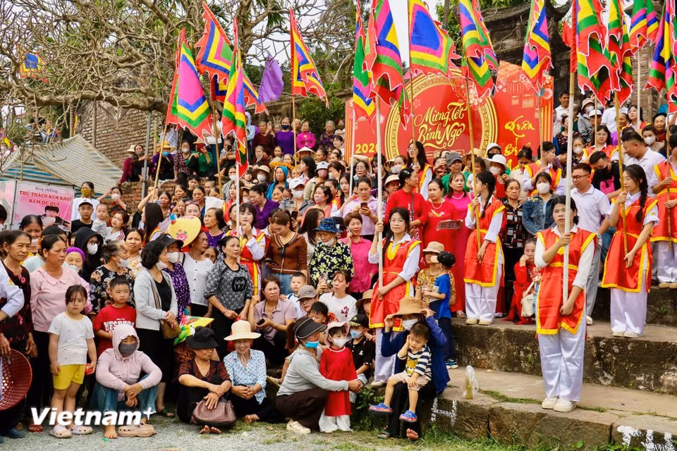 Où qu’ils vivent ou travaillent, les habitants de l’ancien quartier Doai reviennent en cette période pour partager l’atmosphère festive du village. (Photo : Bao Ngoc/Vietnam+)