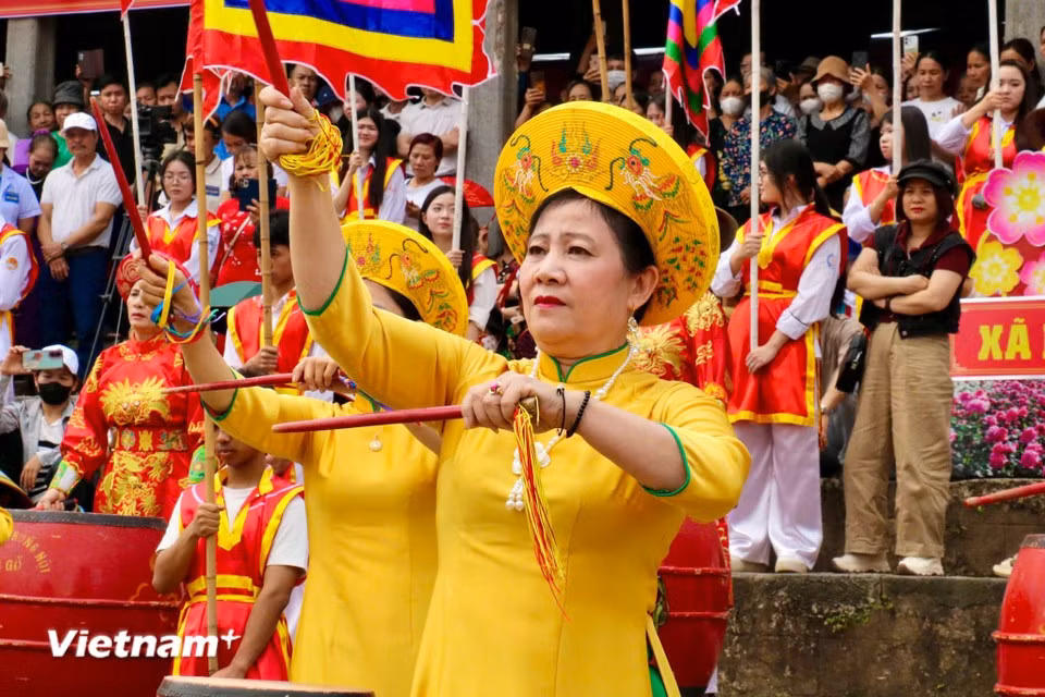 Les rituels cérémoniels sont exécutés selon les normes traditionnelles, associant l’expérience des anciens et la relève assurée par les jeunes générations, garantissant solennité et caractère sacré. (Photo : Bao Ngoc/Vietnam+)