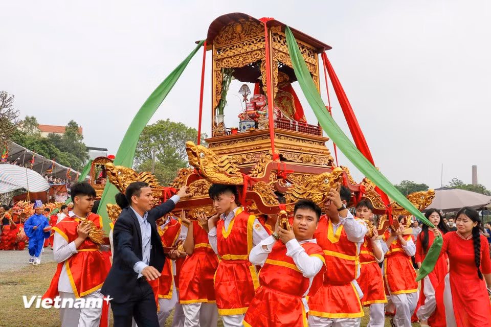 La nouveauté de cette édition réside dans la coordination étroite entre habitants expérimentés et jeunes générations, avec une transmission minutieuse des rites afin de préserver l’authenticité du patrimoine. (Photo : Bao Ngoc/Vietnam+)