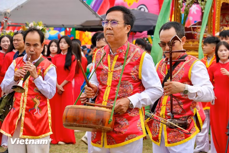 Le rituel central du festival est la procession des tablettes sacrées depuis les temples Ông et Bà — parents des divinités — vers la maison communale du village de So. (Photo : Bao Ngoc/Vietnam+)