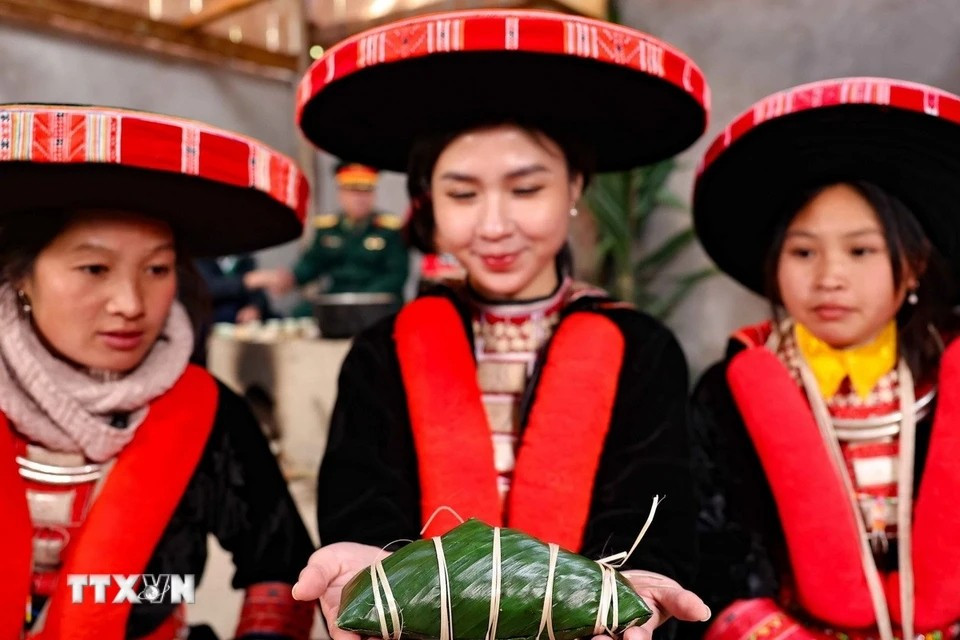 De nos jours, le banh chung gù continue d'être préparé avec soin lors du Têt, perpétuant ainsi une tradition ancestrale au sein des familles Dao. (Photo : Thanh Tung/VNA)