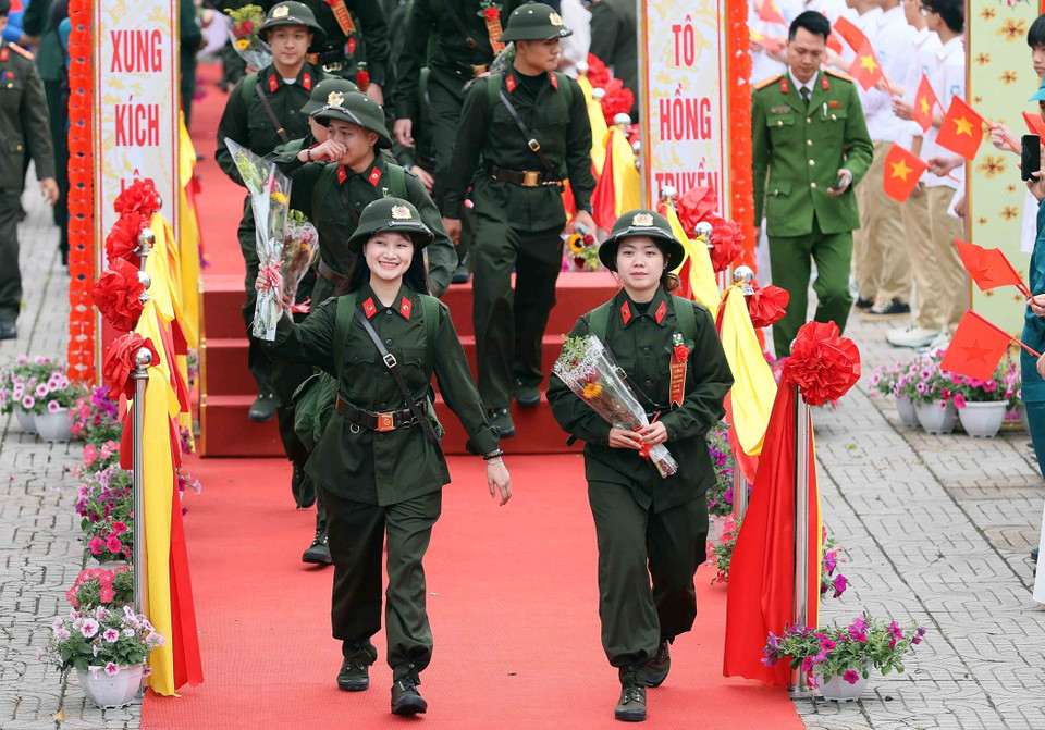 Fidèles à la tradition patriotique et d'une loyauté absolue envers le Parti, l'État et le peuple, les jeunes sont prêts à s'enrôler et à accomplir leurs missions. Sur la photo : Deux filles parmi les 470 nouvelles recrues au point de rassemblement n°06 (Commandement PTkV4 - Gia Lam) partent joyeusement faire leur service militaire (mars 2026). Photo : VNA