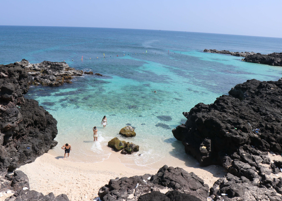 Plage aux eaux bleues claires sur l'île de Bé. Photo : Pham Cuong-VNA