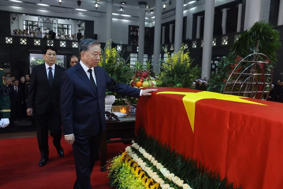 La délégation du Comité central du Parti, conduite par le secrétaire général To Lam, rend hommage à l'ancien président Tran Duc Luong. Photo : VNA