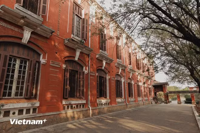 L’originalité du lycée Quoc Hoc réside dans ses bâtiments d’architecture française, qui lui confèrent une beauté ancienne typique de Hue. (Photo : Minh Hieu/Vietnam+)