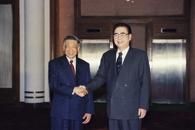 Lors de la visite en Chine du secrétaire général du Parti communiste du Vietnam (PCV), Lê Khả Phiêu (à gauche), en février 1999, les deux pays ont défini la devise « voisinage amical, coopération intégrale, stabilité durable, orientation vers l’avenir » pour promouvoir leurs relations bilatérales au 21ᵉ siècle. Sur la photo : le secrétaire général Lê Khả Phiêu rencontre Li Peng, membre permanent du Bureau politique et président du Comité permanent de l’Assemblée nationale populaire de la République populaire de Chine (26 février 1999). Photo : Cao Phong – VNA