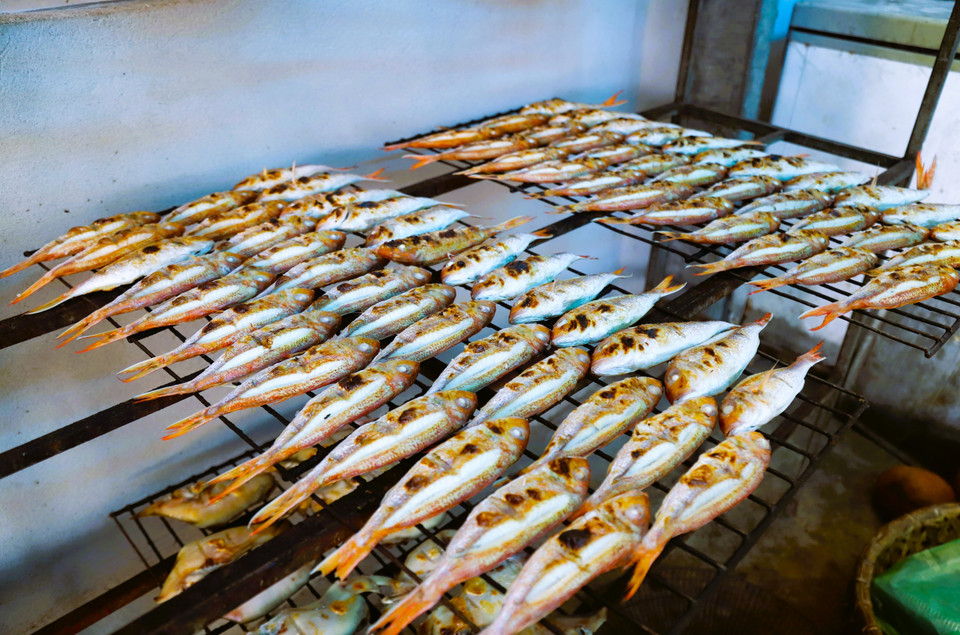 Le métier traditionnel de la grillade de poissons de mer au charbon de bois des habitants de Dien Chau (Nghe An) est un savoir-faire séculaire, préservé et transmis de génération en génération. Photo : VNA