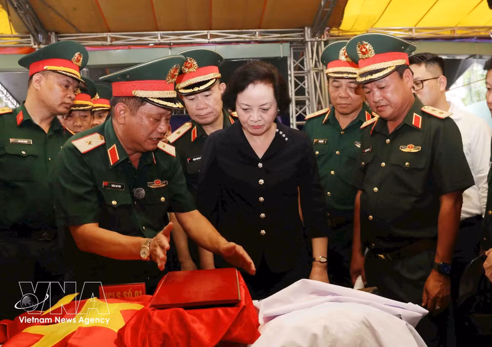 Pham Thi Thanh Tra, vice-Première ministre et présidente du Comité de pilotage national chargé de la recherche et de l'identification des restes de martyrs, examine les premiers objets retrouvés sur le site. (Photo : VNA)