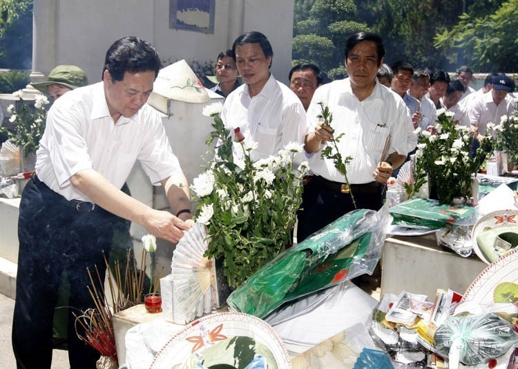 Le Premier ministre Nguyên Tân Dung et la délégation gouvernementale rendent hommage aux anciennes jeunes volontaires au site historique du carrefour Dông Lôc, province de Hà Tinh, en 2010. Photo : VNA