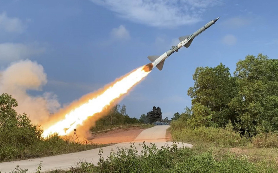 Un missile C-75M3 est lancé depuis sa rampe lors d’un exercice de tir réel organisé par l’Armée de défense aérienne et de l’armée de l’air le 17 novembre 2022. Photo : VNA