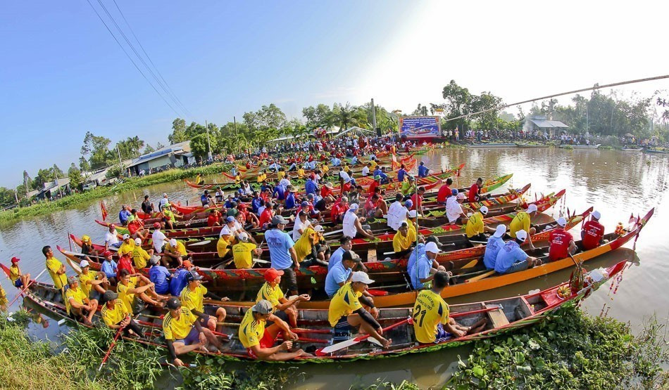 La course de pirogues « Ngo » des Khmers est reconnue patrimoine culturel immatériel national. En photo : Équipes participant au tournoi de mini-pirogues à Hau Giang en novembre 2024. Photo : VNA