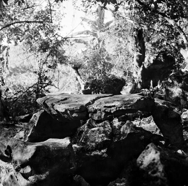La table de pierre au bord du ruisseau Lénine, où le Président Hô Chi Minh travaillait habituellement. Photo : VNA