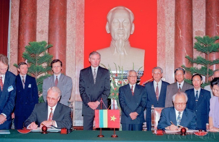 Le Premier ministre Vo Van Kiêt et son homologue lituanien Adolfas Slezevicius assistent à la cérémonie de signature de l'accord sur la promotion des investissements entre les deux pays (Hanoï, 27 septembre 1995). Photo : VNA