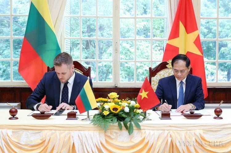 Le ministre vietnamien des Affaires étrangères Bui Thanh Son (droite) et son homologue lituanien Gabrielius Landsbergis signent un accord de coopération entre les ministères des Affaires étrangères des deux pays (Hanoï, 25 octobre 2023). Photo : VNA