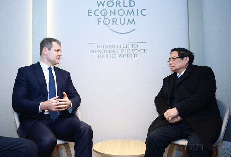 Lors de sa participation à la 55e réunion annuelle du Forum économique mondial (FEM) à Davos (Suisse), le Premier ministre vietnamien Pham Minh Chinh (à droite) rencontre son homologue lituanien Gintautas Paluckas dans la soirée du 21 janvier 2025. Photo : VNA