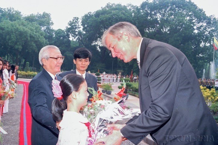 Le Premier ministre vietnamien Vo Van Kiêt (gauche) préside la cérémonie d'accueil de son homologue lituanien Adolfas Slezevicius, en visite officielle d'amitié au Vietnam (Hanoï, 27 septembre 1995). Photo : VNA