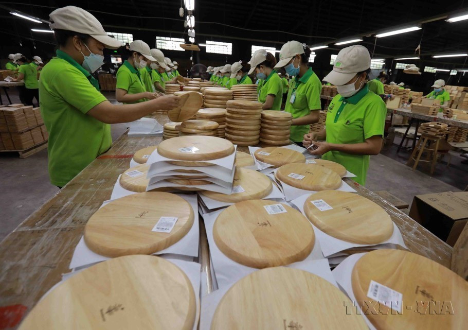 Planches à découper destinées à l'exportation vers la lituanie dans une usine implantée dans le quartier de Tân Hiep, chef-lieu de Taan Uyen, province de Binh Duong (Sud). Photo : VNA