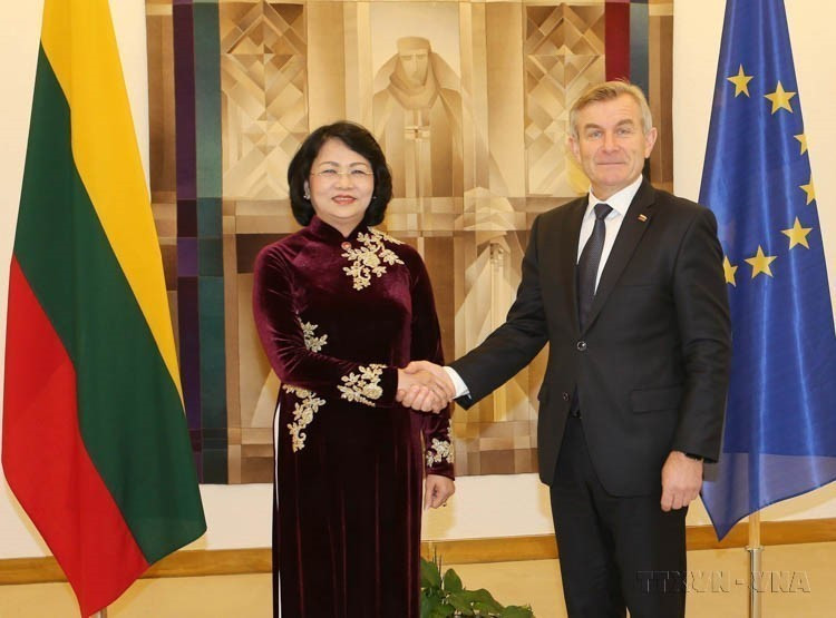 La vice-présidente vietnamienne Dang Thi Ngoc Thinh rencontre le président du Parlement lituanien Viktoras Pranckietis (Vilniu, 23 octobre 2017). Photo : VNA