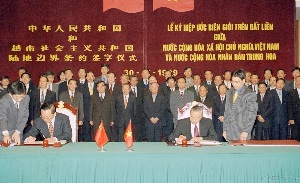 Le vice-Premier ministre vietnamien et ministre des Affaires étrangères, Nguyen Manh Cam, et le ministre chinois des Affaires étrangères, Tang Jiaxuan, signent le Traité de démarcation de la frontière terrestre entre le Vietnam et la Chine à Hanoï, le 30 décembre 1999.. Photo : Nguyen Khang – VNA