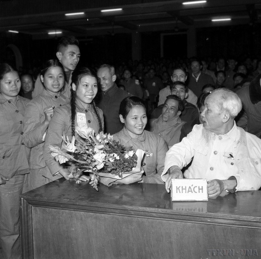 En janvier 1967, au cœur de la guerre du Vietnam, le Président Ho Chi Minh reçoit les délégués du Congrès d'émulation des jeunes volontaires, venus des quatre coins du Nord du Vietnam. Ce rassemblement, organisé en pleine tourmente, témoignait de la volonté inébranlable de la jeunesse vietnamienne de défendre leur Patrie face à l'agression américaine. Photo : VNA